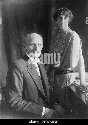 Le Prince Royal Silver suédois et la princesse Carl , qui célébreront leur mariage d'argent le 27 août . Le prince Carl est le plus jeune frère du roi de Suède et le président de la Croix-Rouge suédoise . Sa femme était la princesse Ingeborg du Danemark et est sœur du roi Christian le 18 août 1922 Banque D'Images