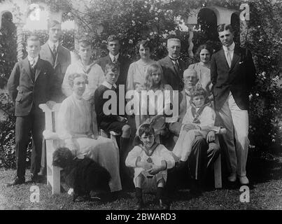 Un groupe pris récemment à Solliden , la résidence d'été de la Reine de la famille royale de Suède, de gauche à droite le prince Sigward ( 2ème fils du prince héritier ) . Prince Wilhelm (fils Jeune du roi) , Prince Lennart (fils unique du prince Wilhelm) , Prince Gustaf Adolf (fils aîné du prince héritier) , Princesse Martha (2ème fille du prince Carl , Et la nièce du roi ) , le prince Eugène ( le plus jeune frère du roi ) , la princesse Astrid ( la plus jeune fille du prince Carl ) et le prince héritier . Assis de gauche à droite la reine , Prince Bertil ( 3ème fils du prince héritier ) , Princesse Ingi ( seulement da Banque D'Images