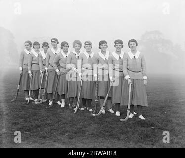 1920 - première équipe américaine de hockey féminin l'équipe de Philadelphie a participé à l'international. Leur application aux Jeux Olympiques de 1920 à Anvers a été refusée, mais ils ont joué dans un tournoi anglais et ont perdu les deux jeux photo montre les joueurs de hockey de la dame de l'Amérique premier match en Angleterre . 4 novembre 1920 Banque D'Images