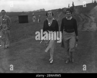 Championnat de l'Union de golf Dames au Seaccroft Golf Club , Skegness , Lincolnshire . Mlle G Cradock-Hartopp ( Cavendish ) et Mlle Vivienne Bramwell ( Stinchcombe Hill ) marchent sur le parcours . Banque D'Images