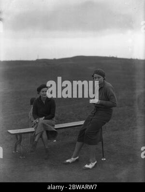 Championnat de l'Union de golf Dames au Seaccroft Golf Club , Skegness , Lincolnshire . Mme Onslow Fane , ( Basingstoke ) gauche , et Mlle A Holmes ( Crews Hill ) Banque D'Images