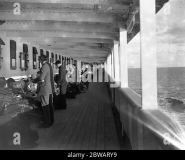 Les passagers étant servis thé sur le pont de la RMS Adriatique . Banque D'Images
