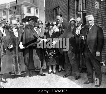 Le Lord Mayor de Londres , Sir Maurice Jenks , recevant une clé d'argent de M. F Woodroffe ( architecte ) quand il a ouvert la maison d'infirmières du Crippleage de John Groom à Edgware , Londres . Sur la droite, M. Groom est le 20 mai 1932 Banque D'Images