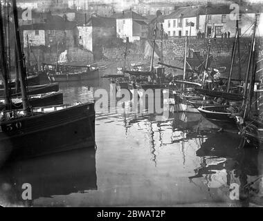 Bateaux dans le port de Mousehole , Cornwall . 1929 Banque D'Images