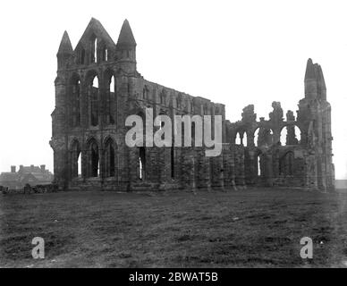 Ruines de l'abbaye de Whitby , Yorkshire du Nord . 25 octobre 1920 Banque D'Images