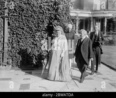 Duchesse d'Albany montres Indian Play Lord Leverhulme escortant la Duchesse à son siège avant la performance 3 septembre 1921 Banque D'Images