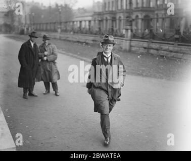 La Dail et la session fatidique de la Dail Eireann au nouveau Collège universitaire , Dublin . Le conférencier, le professeur John MacNeil, arrive le 15 décembre 1921 Banque D'Images