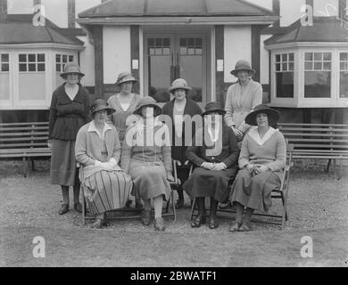 Actrices perdent au Golf la scène dames de golf de la société a joué un match de huit équipe mardi au Sunningdale Dames Golf Club . La scène a remporté un seul match photo , l'équipe du Sunningdale Dames Golf Club . Debout ( de gauche à droite ) Mlle Irene Villiers , Mme Huggins , Mme Barrow et Mlle Victoria Villiers . Assis (de gauche à droite) Mme Bamber , Mlle Joan Cheney , Mlle E Grant Suttie et Mlle Xenia Lovensky 23 mars 1921 Banque D'Images