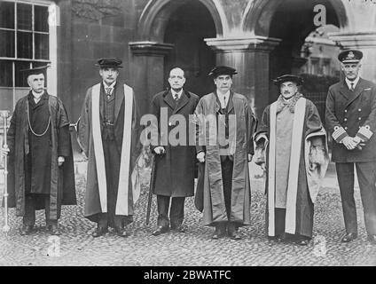 Accorder des diplômes à la Chambre du Sénat . Cambridge le 31 octobre, des diplômes honorifiques ont été décernés au général Diaz et à M. J P Morgan ( John Pierpont Morgan, Jr ) à Cambridge . Photos : M. A H Evans ( Esquire Bedell ) , J P Morgan , Marquis Imperiali Di Francaville , Dr P Giles , Vice-chancelier de Cambridge , général Diaz , capitaine E Fullerton ( Royal Navy ) , D S O , M. R Hamilton Smith ( Esquire Bedell ) invités de Emanuel College Mai 1922 Banque D'Images