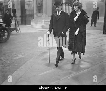 Le mariage royal à la réception au Palais de Buckingham Lady Diana Duff Cooper départ du Palais avec son mari le 22 février 1922 Banque D'Images