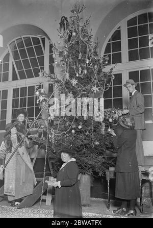 Buckingham Palace arbre de Noël pour les blessés sur la gauche est Mlle Marta Cunningham secrétaire de l'association ' pas oublié ' qui a organisé la fête . Lady Clodagh en premier plan Lady Anson 23 décembre 1921 Banque D'Images