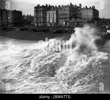 Mer de tempête à Brighton . 1929 Banque D'Images