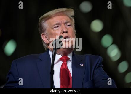 Dans cette photo publiée par la National Aeronautics and Space Administration (NASA), le président Donald Trump s'exprime à l'intérieur du bâtiment d'assemblage de véhicules après le lancement d'une fusée SpaceX Falcon 9 transportant le vaisseau spatial Crew Dragon de la compagnie lors de la mission SpaceX Demo-2 de la NASA avec les astronautes de la NASA Robert Behnken et Douglas Hurley à bord. Samedi 30 mai 2020, au Kennedy Space Center de la NASA, en Floride. La mission SpaceX Demo-2 de la NASA est le premier lancement avec des astronautes de l'engin spatial SpaceX Crew Dragon et de la fusée Falcon 9 vers la Station spatiale internationale dans le cadre de la publicité de l'agence Banque D'Images