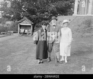 M Venizelos photographié à Londres avec Helena Schillizzi et sa mère . 13 septembre 1921 Banque D'Images