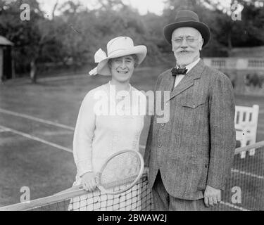 Grec ex Premier mariage . M Venizelos , l'ex-Premier grec doit être marié à Helena Schillizzi à la résidence de Sir A Crosfield à Highgate . M Venizelos photographié à Londres avec Mlle Schillizzi . 13 septembre 1921 Banque D'Images