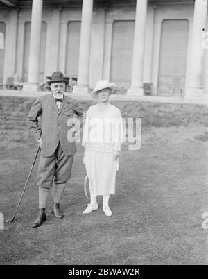 Grec ex Premier mariage . M Venizelos , l'ex-Premier grec doit être marié à Helena Schillizzi à la résidence de Sir A Crosfield à Highgate . M Venizelos et Mlle Schillizzi photographiés à Londres . 13 septembre 1921 Banque D'Images