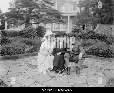 Grec ex Premier mariage . M Venizelos , l'ex-Premier grec doit être marié à Helena Schillizzi à la résidence de Sri A Crosfield à Highgate . M Venizelos photographié à Londres avec Mlle Schillizzi et sa mère . 13 septembre 1921 Banque D'Images