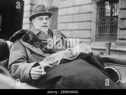 Allemagne et Gênes . Dr W Rathenau , le ministre allemand des Affaires étrangères, photographié à Berlin lors de son départ pour Gênes . 11 avril 1922 Walther Rathenau ( 29 septembre 1867 - 24 juin 1922 ) était un industriel juif allemand, homme politique, écrivain et homme d'État qui a servi comme ministre des Affaires étrangères de l'Allemagne pendant la République de Weimar. Il a été assassiné le 24 1922 juin deux mois après la signature du Traité de Rapallo Banque D'Images