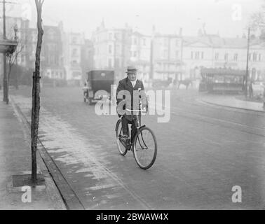 Le plus grand sportif de Brighton met des gants pour la charité . M. Harry Preston , le sportif bien connu de Brighton qui est à Box François Beschampe , le directeur de Carpentier au Grand Tournoi International de boxe au Dome , Brighton . 26 novembre 1921 Banque D'Images