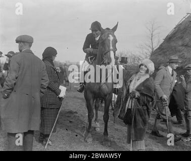 Prince of Wales participe à la brigade des gardes, point à point à Astwell Mill , Brackley Miss Poppy Wyndham , la célèbre star de cinéma et fille de Lord Inchcape avec le huntsman of the Grafton et l'honorable Mme Mackay 15 mars 1921 Banque D'Images