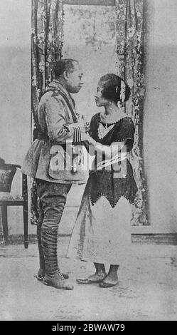 Roi de Siam avec son épouse le roi de Siam avec son Consort royal . Cette photo vient d'arriver à Londres de Bangkok Rama VI ( 1 janvier 1881 - 25 novembre 1925 ) 27 septembre 1922 en 1921, Vajiravudh épousa Prueng Sucharitkul, fille de Chao Phraya Sutham Montri et la éleva à Phra Sucharitsuda, comme sa concubine. Il épousa ensuite la sœur de Sucharitsuda, Prapai Sucharitkul, comme sa concubine avec le titre de Phra Inthrasaksachi. En 1922, Phra Inthrasaksachi est élevé à la reine Inthrasaksachi. Banque D'Images