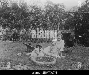 Peter Pan et Little Ann à la maison à Tree Tops . Mlle Pauline Chase , maintenant Mme Alexander Victor Drummon , a toujours été étroitement associée à Peter Pan , Le personnage de Barrie qu'elle a joué chaque année de 1906 à 1913, donc il n'est pas surprenant qu'elle ait appelé sa maison à Farnham Common Tree Tops qui, bien sûr, l'adresse privée du garçon qui ne grandriez pas dans le célèbre jeu . Elle a également appelé sa fille de bébé Ann qui est la plus proche peut obtenir à Peter Pan dans un nom féminin . 27 juillet 1922 Banque D'Images