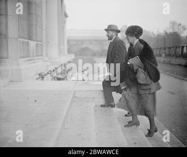 Le Dail et la colonie . La session fatidique de la Dail Eireann s'est ouverte au nouveau Collège universitaire , Dublin . La comtesse Markiewicz ( qui s'oppose au traité ) arrivant avec M. McGuinness . 15 décembre 1921 Banque D'Images