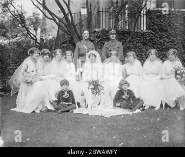 Mariage de l'honorable Clarissa Tennant et du capitaine Adrian Bethall à l'église St Margarets Westminster UN groupe des demoiselles d'honneur première rangée de gauche à droite l'époux ( le capitaine Adrian Bethell ) et son meilleur homme Lord Cochran 2 e rangée de gauche à droite Miss Tennant , Miss Farquharson , Mlle Boyd , Lady Mary Charteris , la mariée , Mlle Bethell , Mlle O ' Wyndham , Mlle L Adean 3e rangée de gauche à droite , le vicomte Carlow hon S Tennet et les pages d'honneur 1916 Banque D'Images