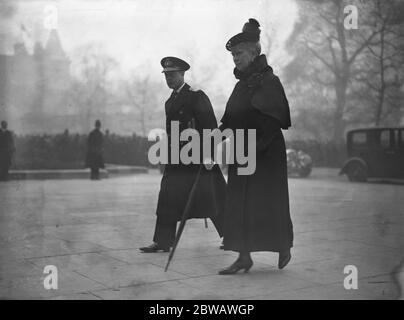 Jour de l'armistice . Le Roi avec sa mère la reine Mary . 11 novembre 1936 Banque D'Images