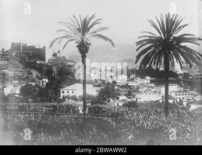 L'ex-empereur Karls Nouvelle maison à Madère un archipel portugais situé au nord de Ténérife, les îles Canaries l'ex-roi Karl et l'ex reine Zita devraient bientôt arriver à Funchal ( Madère ) dans le navire de guerre HMS Cardiff . Ils seront temporairement logés dans une villa près de la ville 12 novembre 1921 Charles I d'Autriche ou Charles IV de Hongrie - est allé en exil à Madère en novembre 1921, vivant pour la première fois à Villa Vittoria , à côté de l'hôtel Reid. Banque D'Images