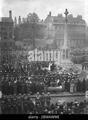 Jour de l'armistice . La foule qui a observé le silence de deux minutes au mémorial de guerre , Oxford . 11 novembre 1933 Banque D'Images