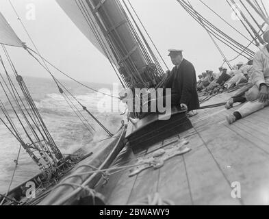 Le Kings Yacht ' Britannia en course à Cowes sur l'île de Wight , de la côte sud de l'Angleterre le pont a inondé pendant la course 2 août 1921 Banque D'Images