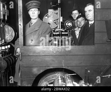 Lumière du jour , cinéma mobile à Trafalgar Square , Londres , pour les soldats australiens . John Bulman , l' inventeur , à droite , avec un officier australien et son équipement de projection . 13 décembre 1917 Banque D'Images