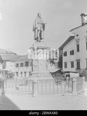 Nouveau monument national de l'Italie . La maison de Pieve Di Cadore ( vue directement derrière la statue ) dans laquelle est né le célèbre peintre Titien (1477 - 1576 ). Le roi Victor vient de signer un décret proclamant qu'il s'agit d'un monument national . Au premier plan est vu la statue de Titien 20 décembre 1922 Banque D'Images