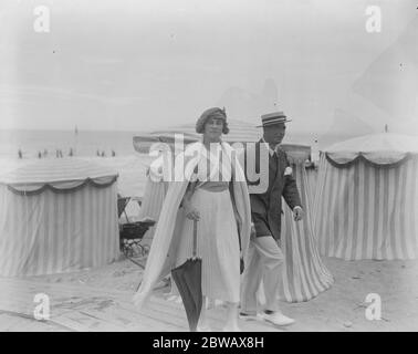 Personnes de la Société bien connues à Deauville . Lady Pedler revenant d'un bain . 8 août 1921 24 août 1921 Banque D'Images