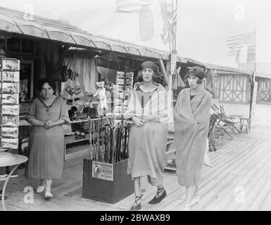 La saison Deauville . Mlle Paula Gelliband , une des plus belles femmes de la Société sur son chemin pour se baigner avec la fille de la baronne de Erlanger ( à droite ) . 13 août 1921 Banque D'Images