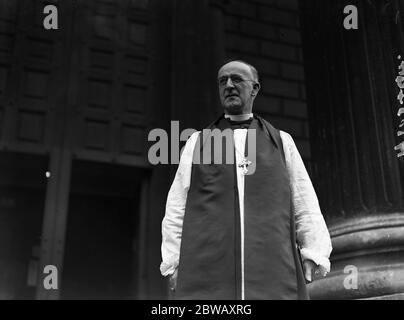 Le révérend Douglas John Wilson , M A , vicaire de l' église Sainte Marie , Kingswinford , après sa consécration à Lambeth en tant qu'évêque adjoint du Honduras britannique . 30 novembre 1938 Banque D'Images