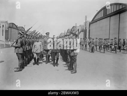 Le Prince héritier du Japon regarde des aviateurs britanniques à l'œuvre le Prince héritier du Japon a visité l'aérodrome de Kenley le lundi de Pentecôte et a assisté à un exposition de vol , ainsi qu'à l'honneur d'inspecter la Garde d'honneur le 16 mai 1921 Banque D'Images