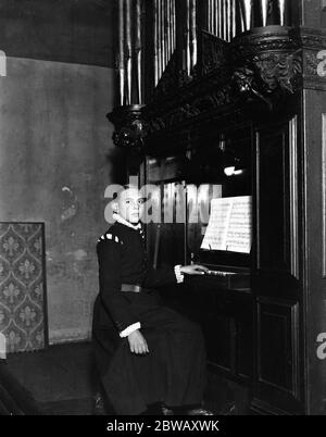 Maître Edward Handel , 14 ans , descendant direct du célèbre compositeur , assis à l'orgue de l'église Saint-Laurent , Edgware , joué par son ancêtre célèbre quand organiste là de 1718 à 1721 . Il est vêtu du costume des Boy Players du Lord Mayor dont il est membre . 15 septembre 1931 Banque D'Images