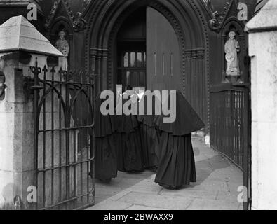 Nonnes entrant dans la cathédrale Saint-Georges , Southwark , pour la messe de requiem pour le Pape . 1939 Banque D'Images