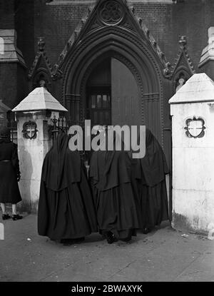 Nonnes entrant dans la cathédrale Saint-Georges , Southwark pour la messe requise pour le Pape . 1939 Banque D'Images