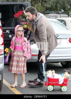 Ben Affleck emmène ses filles Violet et Seraphina au marché agricole, Pacific Palisades, Californie, 27 janvier 2013 Banque D'Images
