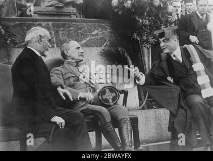 Maréchal Foch à l'Université de Columbia . Le Dr Nicholas Murray Butler , président de l'Université discute avec le maréchal Foch et l'ambassadeur Jusserand , des conditions contrastées telles qu'elles existent maintenant avec les jeunes hommes en uniforme et les conditions comme elles l'étaient avec les jeunes hommes en service dans la guerre mondiale . 3 décembre 1921 Banque D'Images