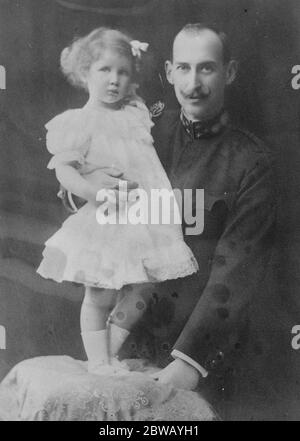 Prince Nicholas de Grèce , frère du Prince Andrew qui quitte la Grèce avec sa famille pour s'installer en Suisse 7 décembre 1922 Prince Nicholas de Grèce et du Danemark ( 22 janvier 1872 - 8 février 1938 ) L'enfant dans cette photo ressemble beaucoup à la princesse Olga comme un tout-petit / très jeune fille - il est probable que cette photographie a été réellement prise au début des années 1900 - et l'apparition du prince Nicholas dans cette photo correspond à d'autres photos de lui prises par exemple 1902. Banque D'Images