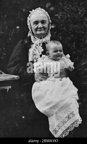 70 miles de tartes . Mme Derbyshire , une vieille dame de Boston , Etats-Unis qui a célébré son anniversaire d'or en tant que femme cuisinière . Pendant 40 ans sur les 50 elle a été employée à sa vocation elle a cuit pas moins de 394,000 tartes . Un statisticien local a esimé que les Pies de Mme Derbyshire , si elles sont disposées de suite , couvriraient 70 milles . 4 janvier 1923 Banque D'Images