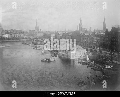 Les navires de guerre alliés peuvent s'ancrer dans les ports allemands si les termes des alliés ne sont pas acceptés et que l'occupation de la Ruhr ne met pas les Allemands à leurs sens , nos navires de guerre peuvent s'ancrer à Hambourg , à Lubeck , Stettin et les ports de Brême et leurs équipages patrouillent les quais pour faire respecter les douanes de Hambourg Banque D'Images