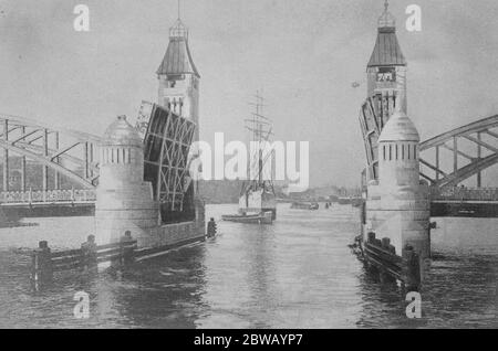 Les navires de guerre alliés peuvent s'ancrer dans les ports allemands si les termes alliés ne sont pas acceptés et que l'occupation de la Ruhr ne met pas les Allemands à leurs sens , nos navires de guerre peuvent s'ancrer à Hambourg , à Lubeck , Les ports de Stettin et de Brême et leurs équipages patrouillent les quais pour faire respecter les douanes . Le nouveau pont Haum à Stettin le 4 mai 1921 Banque D'Images