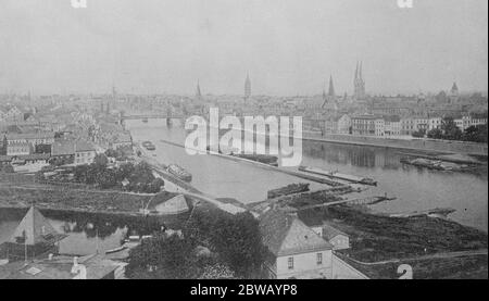 Les navires de guerre alliés peuvent s'ancrer dans les ports allemands si les termes alliés ne sont pas acceptés et que l'occupation de la Ruhr ne met pas les Allemands à leurs sens , nos navires de guerre peuvent s'ancrer à Hambourg , à Lubeck , Les ports de Stettin et de Brême et leurs équipages patrouillent les quais pour faire respecter les douanes . Ici, des bateaux de cargaison peuvent être vus sur le bas trave , Lubeck 4 avril 1921 Banque D'Images