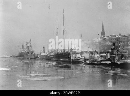 Port de secours américain pour la Russie soviétique depuis que l'Administration de secours américaine a fait du port de Riga son quartier général pour les secours en Russie soviétique , le port est devenu très occupé le 4 février 1922 Banque D'Images