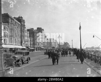 La Promenade et le front de mer à Brighton , Sussex , en direction de la jetée Palace Pier 1931 Banque D'Images